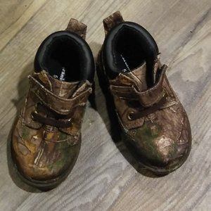 camo boots sz5 velcro closure